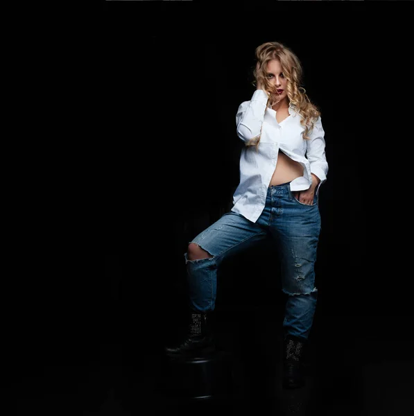 Donna Attraente Con Capelli Biondi Jeans Denim Sfondo Nero — Foto Stock