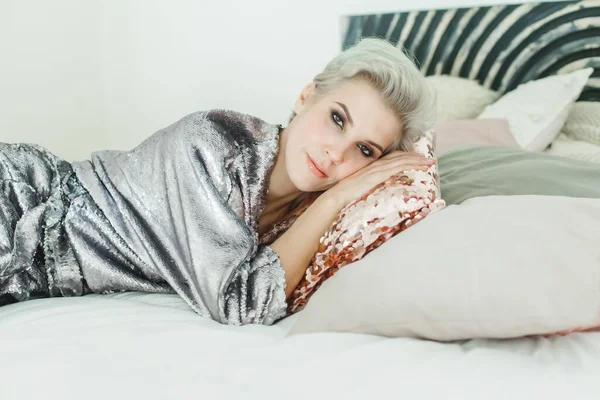 Vrolijke Mooie Blonde Vrouw Met Kort Haar Liggend Het Bed — Stockfoto