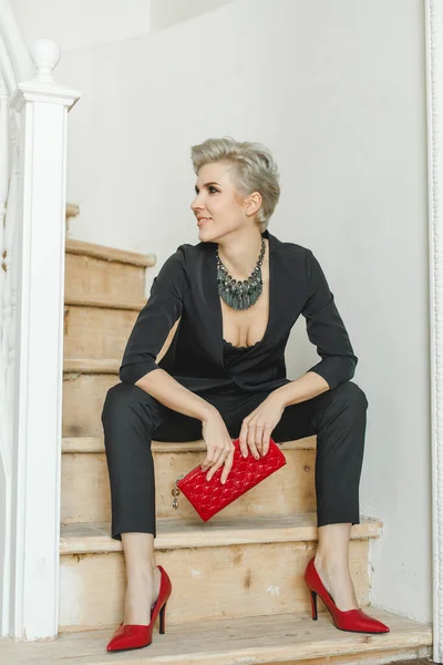 Snygg Perfekt Modell Kvinna Bär Svart Trendig Kostym Röda Skor — Stockfoto