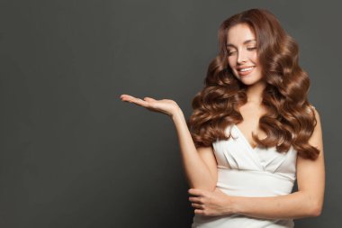 # Güzel genç bir kadın bekliyor #