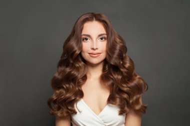 Güzel kıvırcık saçlı bir kadın. Dalgalı uzun saçlı bir model. Saç hacmi
