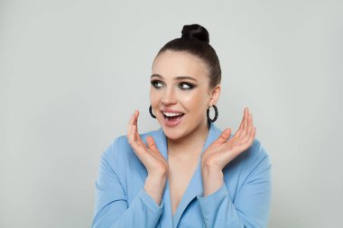 Beyaz arka planda ağzı açık sürpriz bir kadın.