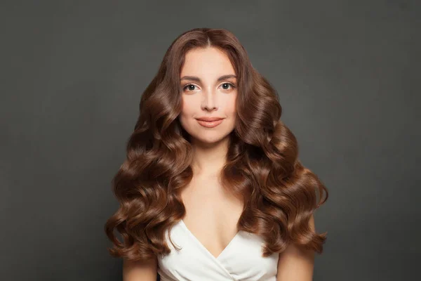 美しい巻き毛の女性 波状の長い髪の肖像画とモデル — ストック写真
