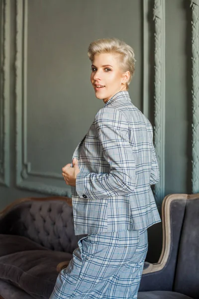 Vacker Ung Kvinna Med Perfekt Blont Hår Elegant Blå Kostym — Stockfoto