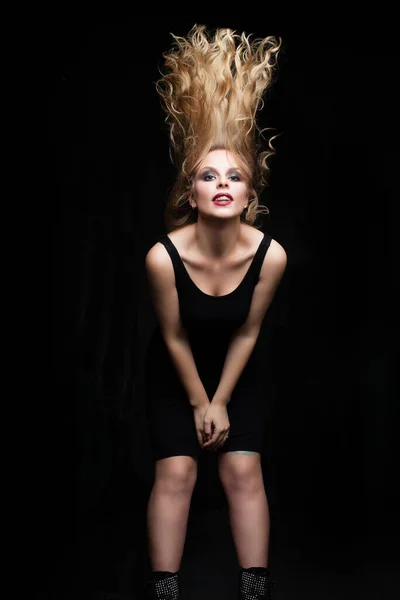Mladá Krásná Žena Tanečnice Pohybu Černém Pozadí — Stock fotografie