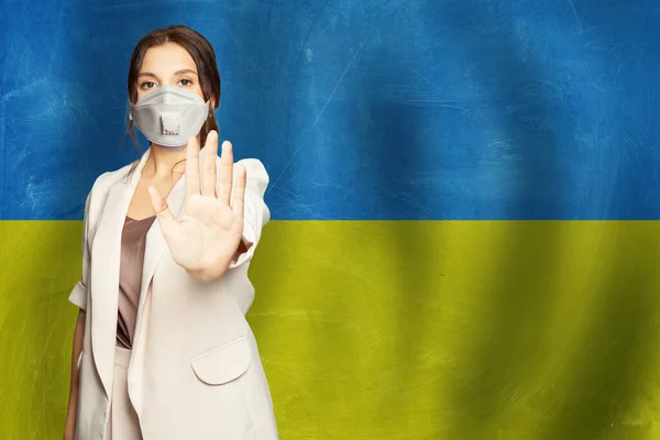 Retrato Jovem Mulher Grave Máscara Protetora Contra Fundo Bandeira Ucraniana — Fotografia de Stock