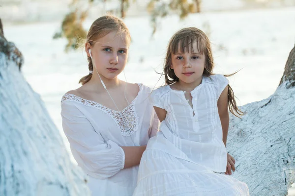 Mooie Jonge Meisjes Wit Kleren Outdoor Portret — Stockfoto