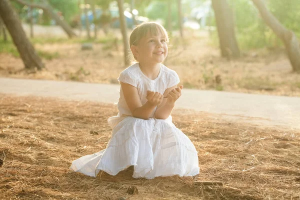 Retrato Criança Feliz Brincando Livre Luz Sol Verão — Fotografia de Stock