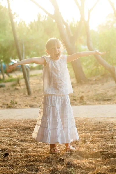 Rire Enfant Fille Amuser Dans Parc Plein Air — Photo