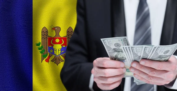Χέρια Κρατώντας Χρήματα Δολαρίων Στη Σημαία Της Δημοκρατίας Της Μολδαβίας — Φωτογραφία Αρχείου