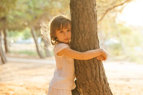 Schattig Kind Meisje Knuffelen Boom Natuur Achtergrond — Stockfoto