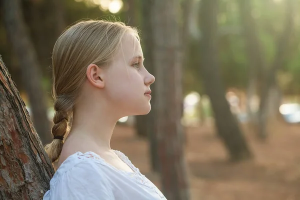 Close Blondýny Dívka Letním Parku Pozadí — Stock fotografie