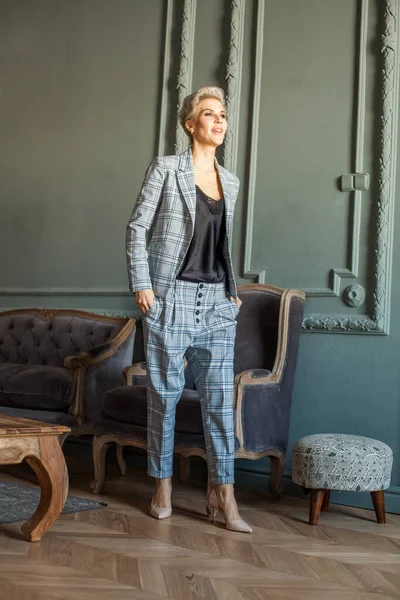 Mujer Perfecta Traje Azul Sonriendo Luz Del Día — Foto de Stock