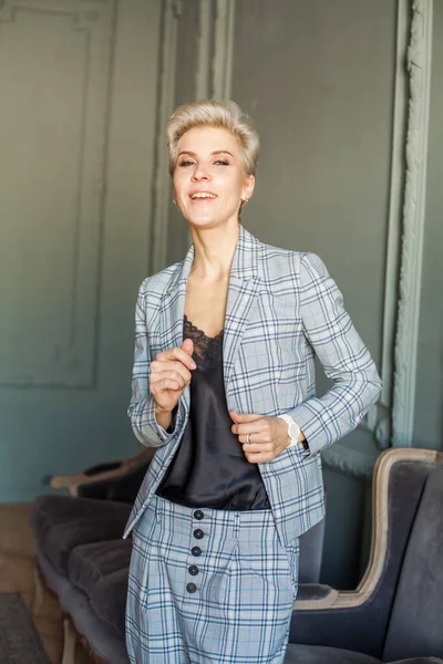 Glad Skrattande Kvinna Blå Kostym Har Kul Inomhus — Stockfoto