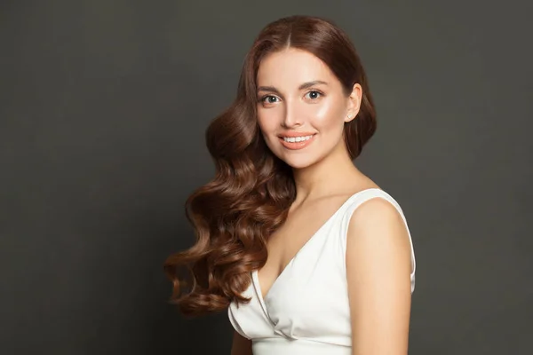 Mulher Feliz Com Cabelo Bonito Encaracolado Sorrindo Fundo Cinza — Fotografia de Stock