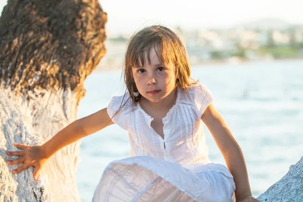 Vacker Liten Flicka Tittar Kameran Naturen Bakgrund — Stockfoto