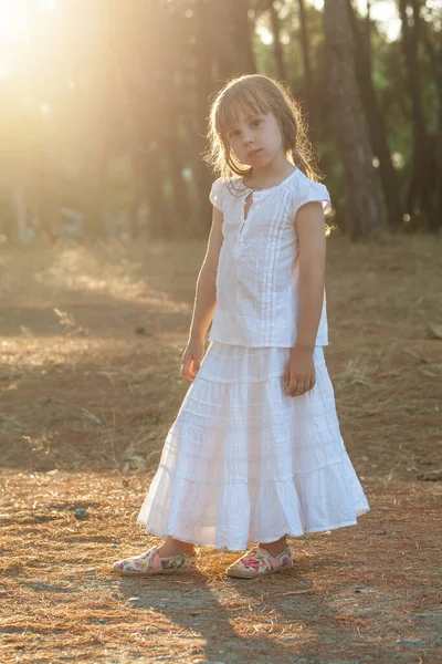 Mooi Klein Meisje Wit Mode Dragen Poseren Natuur Achtergrond Zonlicht — Stockfoto