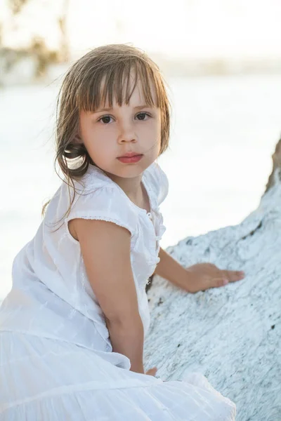 Portret Van Schattig Brunette Kind Meisje Buiten — Stockfoto