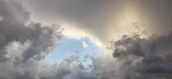 Nuvens Tempestade Dramáticas Com Luz Solar Céu Azul Após Tempestade — Fotografia de Stock