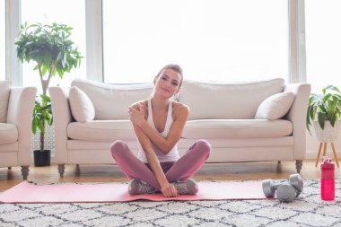 Sportif güzel kadın evde fit kalmak için egzersiz