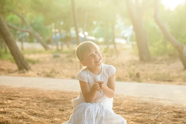 Açık Havada Yaz Parkında Mutlu Esmer Bir Kız Çocuğunun Portresi — Stok fotoğraf