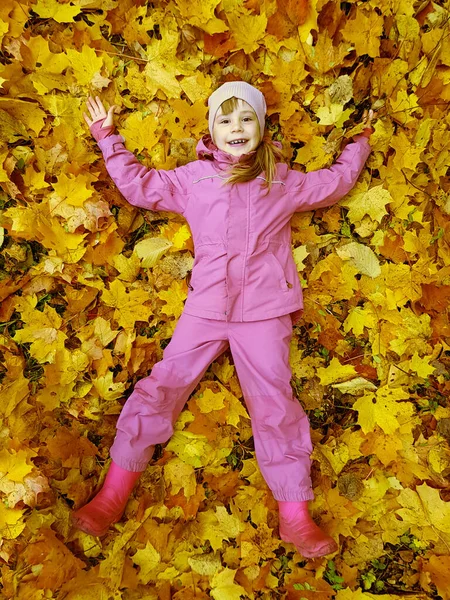 Schattig Gelukkig Kind Meisje Liggend Herfst Bladeren Herfst Park Achtergrond — Stockfoto