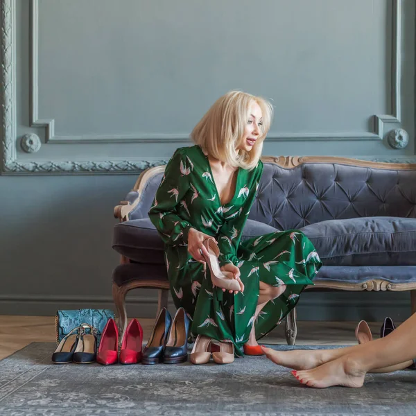 Blonde Woman Propose Try Shoes Woman — Stock fotografie