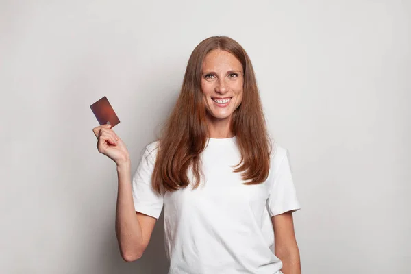 Smiling Cheerful Woman White Shirt Showing Empty Credit Card White — ストック写真