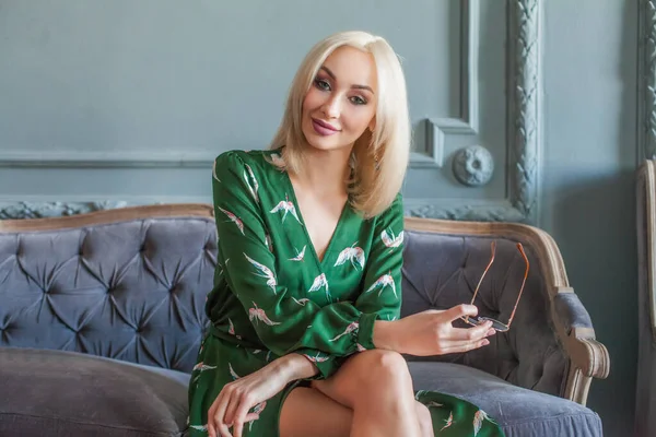 Schöne Blonde Frau Modischen Grünen Kleid Innenporträt — Stockfoto
