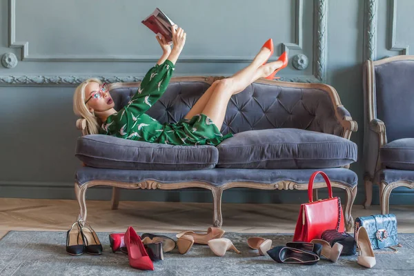 Glamouröse Model Frau Liest Modezeitschrift Hause — Stockfoto