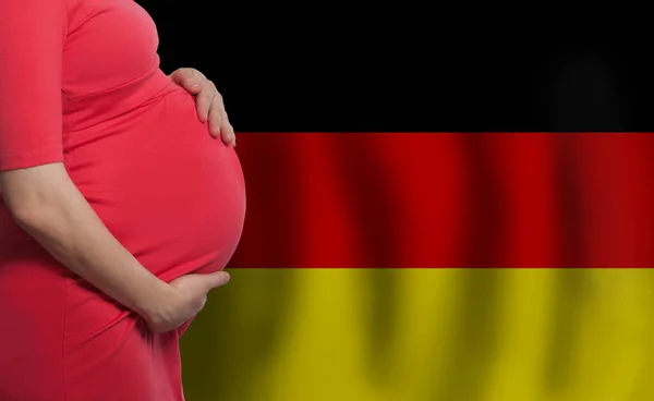 Беременная Женщина Живот Фоне Немецкого Флага — стоковое фото
