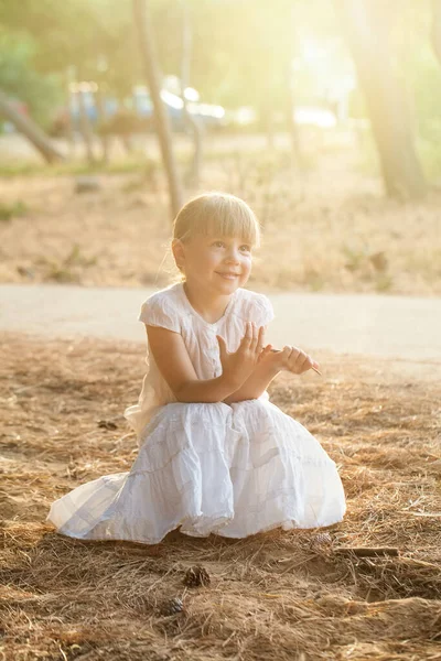 外面穿着白色衣服的漂亮小女孩的画像 快乐微笑的孩子 — 图库照片