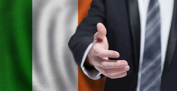 Ιρλανδική Επιχειρηματική Πολιτική Συνεργασία Και Ταξιδιωτική Έννοια Χέρι Στη Σημαία — Φωτογραφία Αρχείου