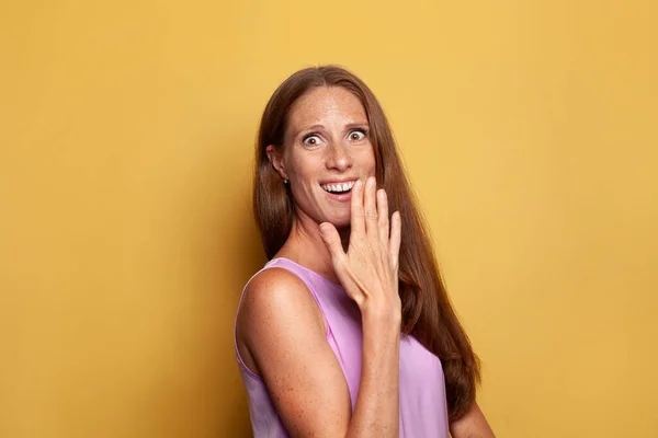 Funny Cute Stylish Cool Surprised Woman Yellow Background Lifestyle Portrait — Stock fotografie