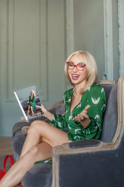 Ευτυχισμένη Γυναίκα Διαβάζει Περιοδικό Μόδας Εσωτερικό — Φωτογραφία Αρχείου