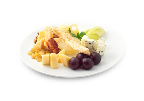 Vários tipos de queijo em um prato com uvas — Fotografia de Stock
