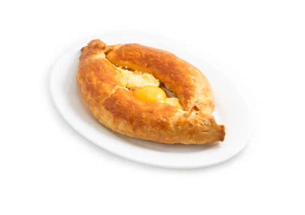 Hachapuri la pâte feuilletée avec oeuf — Photo