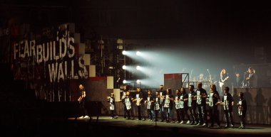 Roger konserde sular