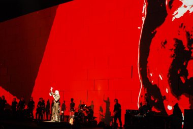 Roger konserde sular