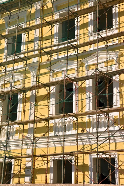 Scaffold over facade — Stock Photo, Image