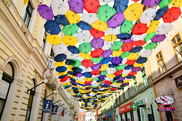 Rua com guarda-chuvas — Fotografia de Stock