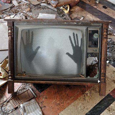 hayalet titreşen televizyonu görünür