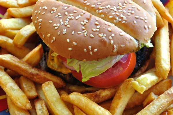 Ostburgare och chips — Stockfoto