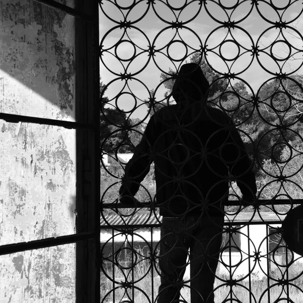 Hombre en balcón de casa abandonada — Foto de Stock