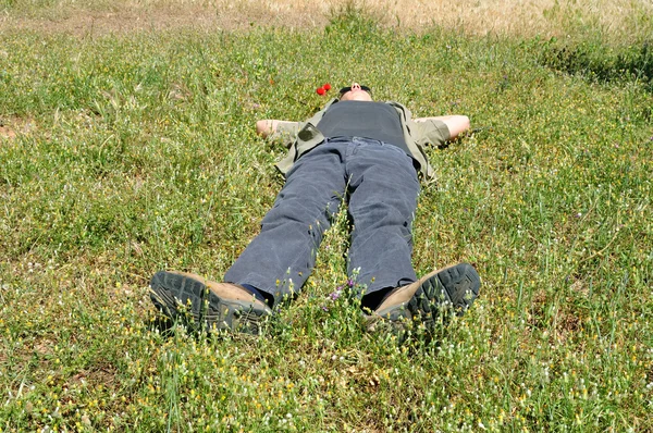 Man lying on grass — Stock Photo, Image