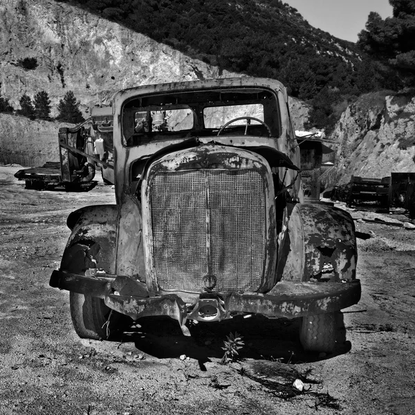 녹슨 버려진된 자동차 — 스톡 사진