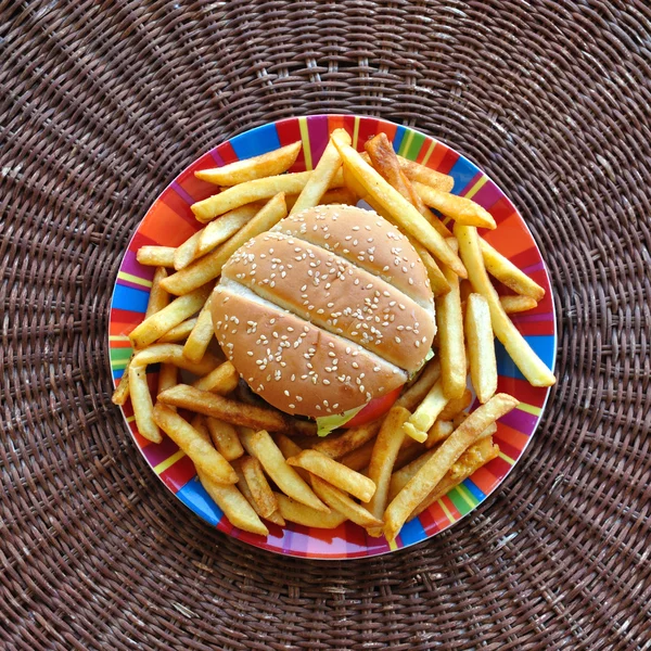 Cheeseburger e patatine fritte — Foto Stock