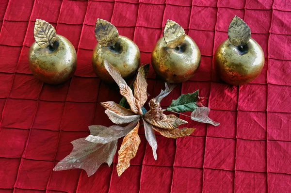 Manzanas doradas y decoración de Navidad de flores — Foto de Stock