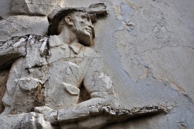 asker kırık süngü ile