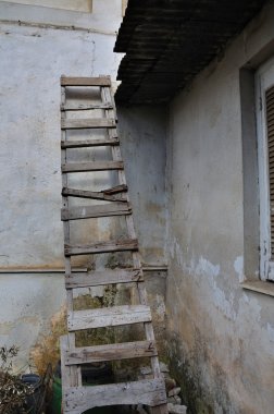 ahşap kırık merdiven